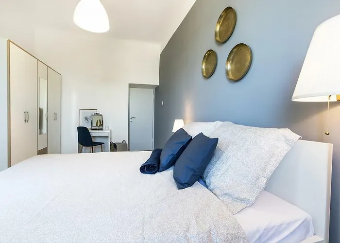 *** Lounge Terrace Apartment With The Harbour View / City Centre ***