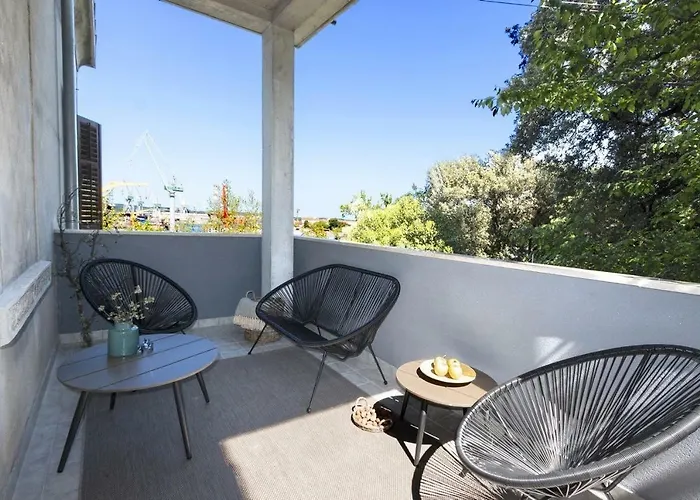 *** Lounge Terrace Apartment With The Harbour View / City Centre ***