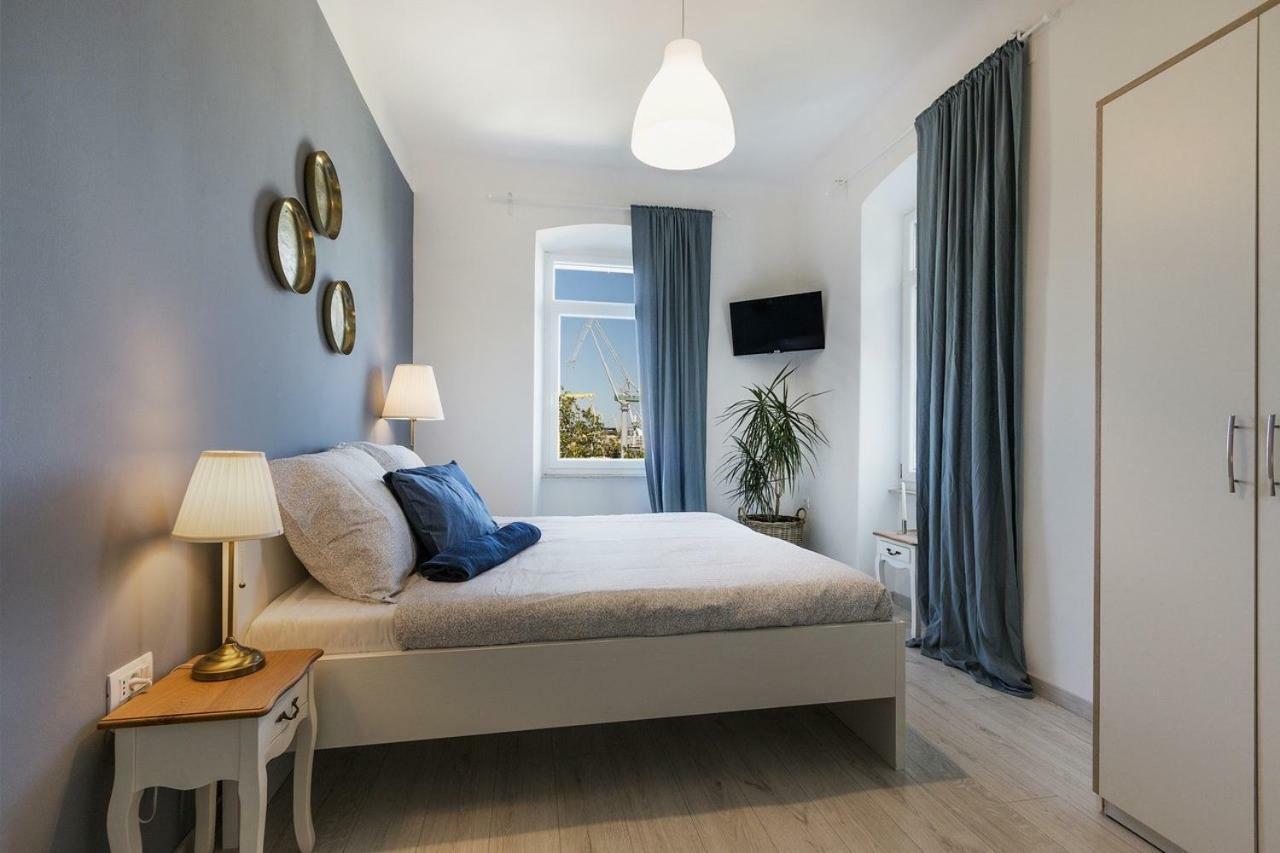 *** Lounge Terrace With The Harbour View / Centre ***