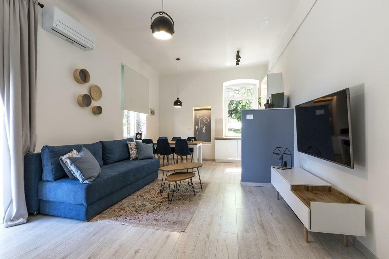 *** Lounge Terrace With The Harbour View / Centre *** *